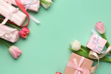 Turkuaz zemin üzerinde laleler olan hediye kutuları. Mutlu Kadınlar Günü