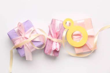 Kağıt figür 8, beyaz arka planda hediye kutuları. Mutlu Kadınlar Günü