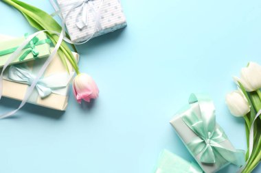 Mavi arka planda laleleri olan hediye kutuları. Mutlu Kadınlar Günü