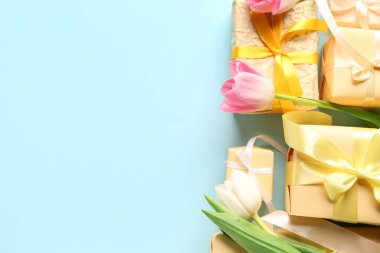 Mavi arka planda laleleri olan hediye kutuları. Mutlu Kadınlar Günü