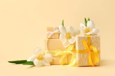 Bej arka planda çiçekli hediye kutuları. Mutlu Kadınlar Günü