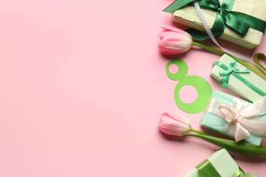 Kağıt figür 8, hediye kutuları ve pembe arka planda laleler. Mutlu Kadınlar Günü