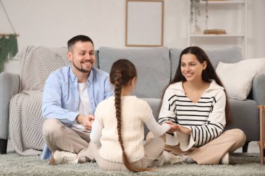 Kızları evde el ele tutuşurken özür dileyen ebeveynler.