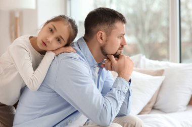 Yatak odasında babasından özür dileyen tatlı bir kız.