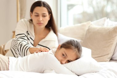 Anne yatak odasında yatan kızından özür diliyor.