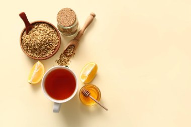 Limonlu sıcak karabuğday çayı ve sarı arka planda bir kase bal