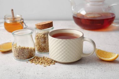 Beyaz arka planda limonlu sıcak karabuğday çayı.