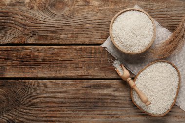 Ahşap arka planda çiğ pirinç tabağı.