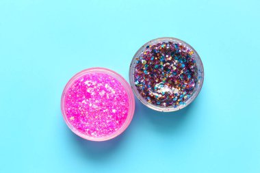 Mavi arkaplanda parlayan kavanozlar, yakın plan