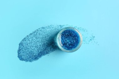 Mavi arka planda bir kavanoz parıltı