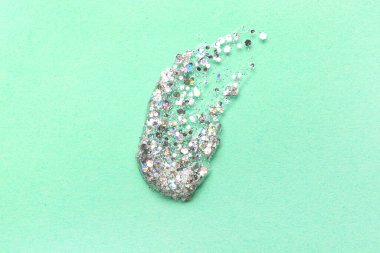 Yeşil arka planda gümüş parıltısı, yakın plan