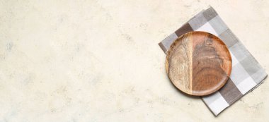 Açık arkaplanda tahta tabak ve peçete, metin için boşluk, üst görünüm