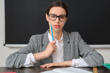 Sınıftaki genç bayan matematik öğretmeni.