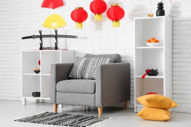 Çin Yeni Yılı için dekore edilmiş oturma odasının içi koltuk ve raf üniteleriyle dolu.