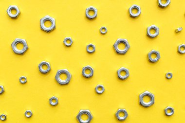 Sarı arka planda bir sürü krom fındık