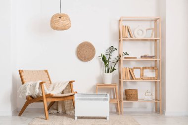 Koltuğu, raf ünitesi ve elektrikli konteyner ısıtıcısı olan bir oturma odası.