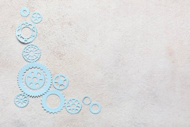 Beyaz arkaplanda mavi kağıt dişlileri