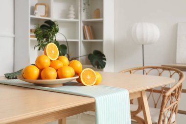 Yemek masasında portakallı tabak.