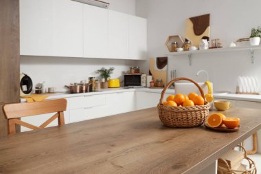 Mutfaktaki portakallı hasır sepet.