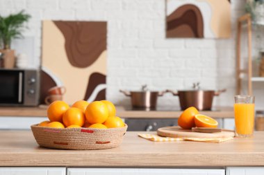 Mutfakta portakal suyu ve meyve suyu dolu bir sepet.