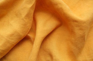 Arkaplan olarak sarı masa örtüsü, yakın plan