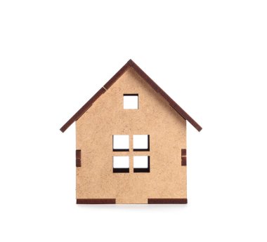 Beyaz arka planda tahta oyuncak ev. Kira kavramı