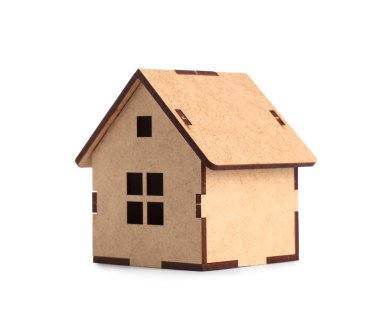 Beyaz arka planda tahta oyuncak ev. Kira kavramı