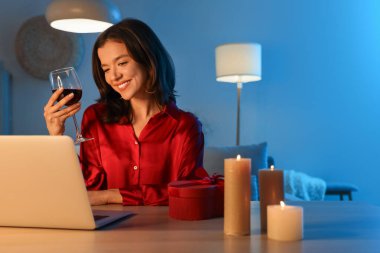 Şarabı olan genç bir kadın akşamları evde buluşuyor.