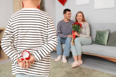 Sevgililer Günü 'nde küçük çocuk evde ailesinden sakladığı yüzüğü saklamış.