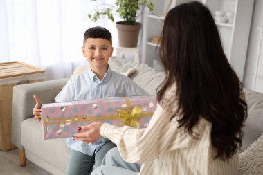 Sevimli küçük çocuk annesini Uluslararası Kadınlar Günü 'yle selamlıyor.