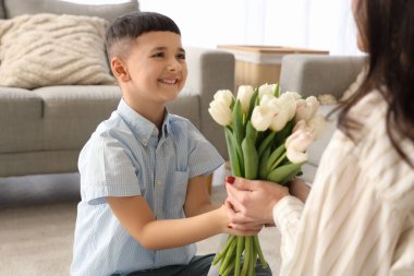 Sevimli küçük çocuk annesini Uluslararası Kadınlar Günü 'yle selamlıyor.