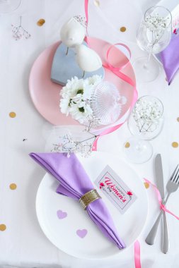 Uluslararası Kadınlar Günü kutlamaları için şık bir masa.