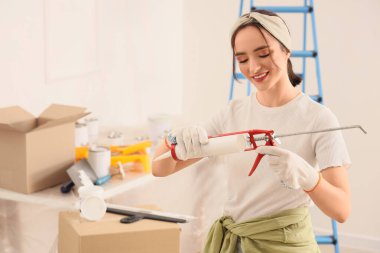 Odada dolgu macunu olan genç bir kadın.