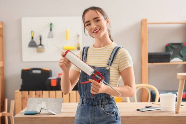 Odada dolgu macunu olan genç bir kadın.