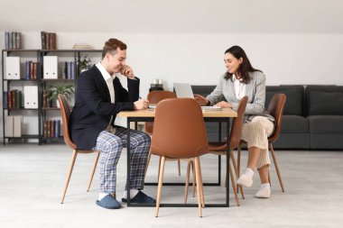 Ofisteki masada çalışan genç iş adamları. Ulusal İş Günü Pijamalarınızı Giyin