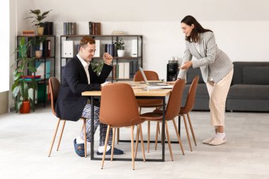 Ofisteki masada çalışan genç iş adamları. Ulusal İş Günü Pijamalarınızı Giyin