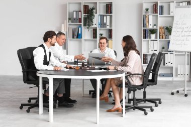 Masada çalışan avukatlar.