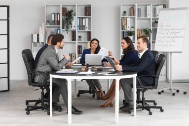 Masada çalışan avukatlar.