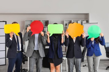 Ofisinde boş konuşma baloncukları olan bir grup iş arkadaşı