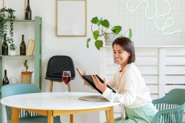 Kafede menü okuyan güzel bir genç bayan.