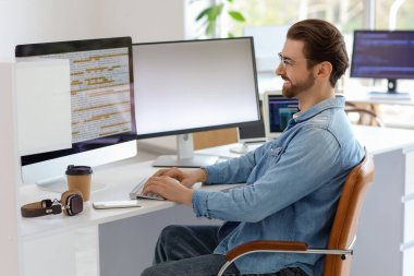 İş yerindeki erkek programcı