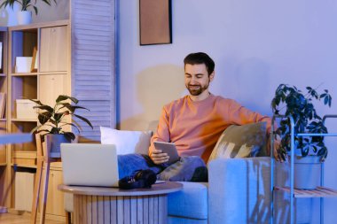 Akşam evde çalışan erkek programcı.