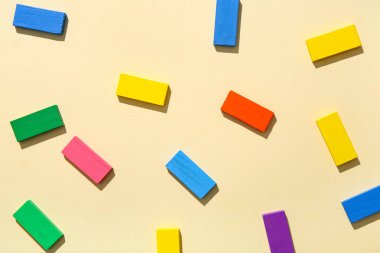 Renkli arkaplan üzerinde renkli yapı taşları olan kompozisyon