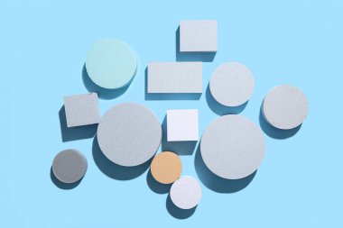 Renk arkaplanı üzerinde farklı yapı taşları olan kompozisyon