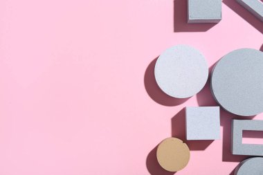 Pembe arka planda farklı yapı taşlarına sahip kompozisyon