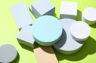 Yeşil arkaplanda farklı yapı taşları kümesi, yakın plan