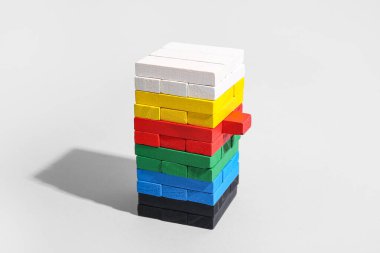 Gri arkaplanda renkli bloklardan yapılmış kule