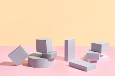 Renk arkaplan üzerinde farklı yapı taşları kümesi