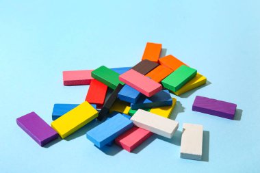 Renk arkaplanındaki renkli yapı taşları yığını