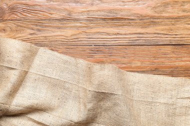 Ahşap arka plan üzerine çuval bezi kumaş